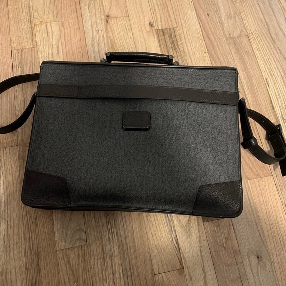 Tumi Astor Dorilton Slim Flap Brief (EUC)